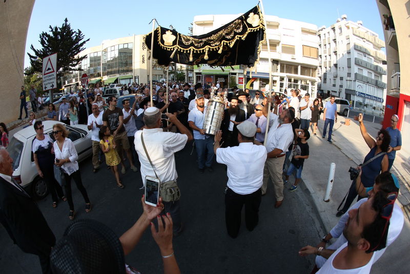 תיעוד: משפחות הנופלים הכניסו ספר תורה בקפריסין