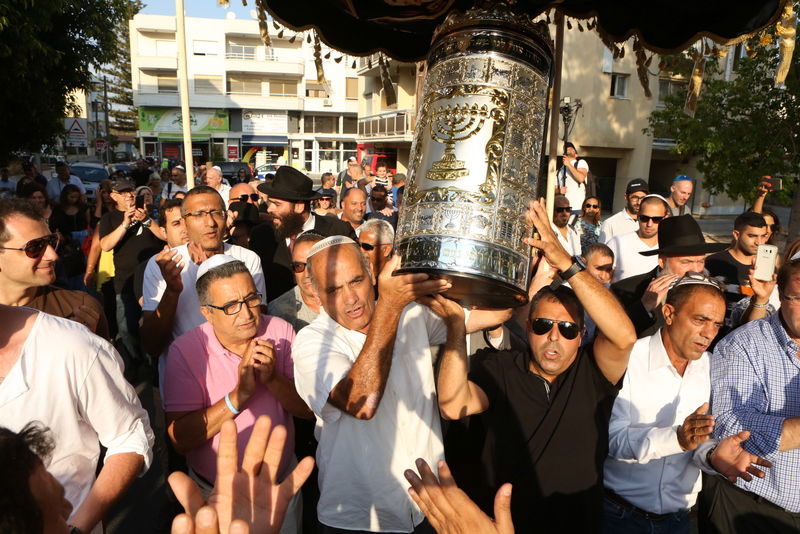 תיעוד: משפחות הנופלים הכניסו ספר תורה בקפריסין