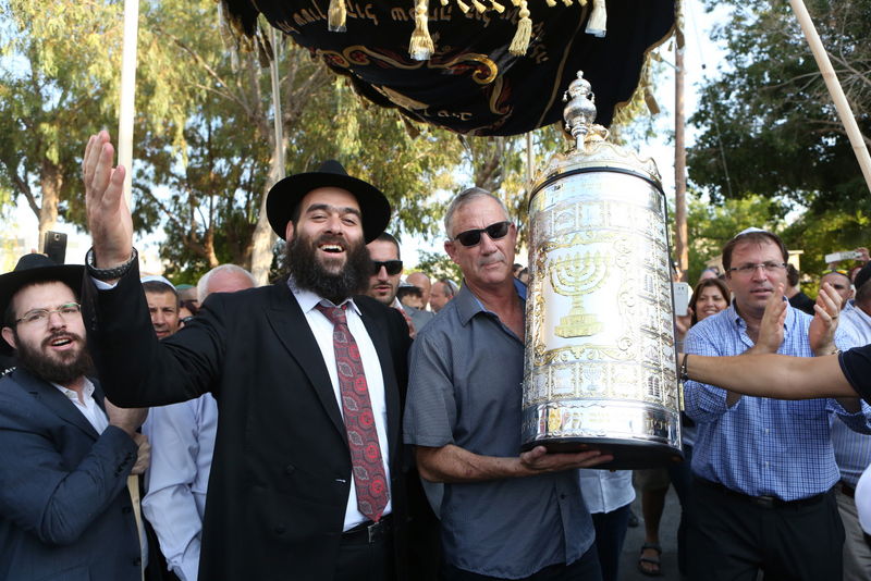 תיעוד: משפחות הנופלים הכניסו ספר תורה בקפריסין