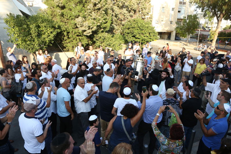 תיעוד: משפחות הנופלים הכניסו ספר תורה בקפריסין