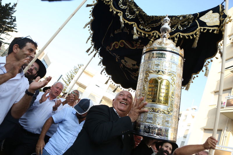 תיעוד: משפחות הנופלים הכניסו ספר תורה בקפריסין