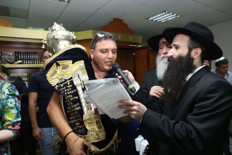 תיעוד: משפחות הנופלים הכניסו ספר תורה בקפריסין