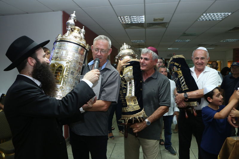 תיעוד: משפחות הנופלים הכניסו ספר תורה בקפריסין