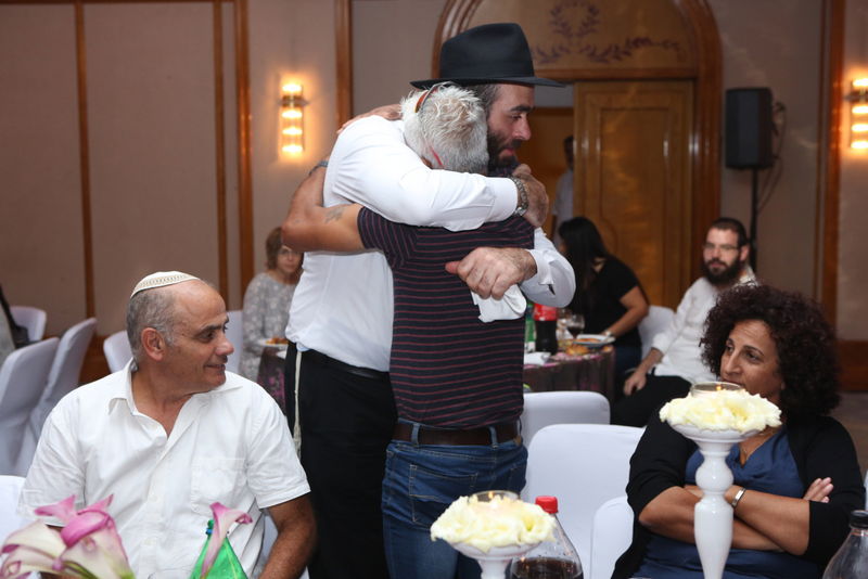 תיעוד: משפחות הנופלים הכניסו ספר תורה בקפריסין