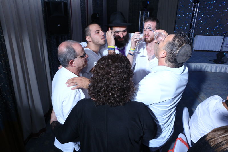 תיעוד: משפחות הנופלים הכניסו ספר תורה בקפריסין