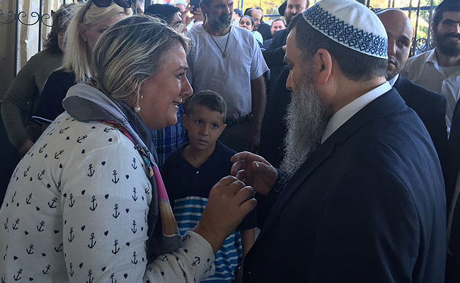 צפו: הרב ניר בן ארצי התפלל בקברי צדיקים וחילק ברכות