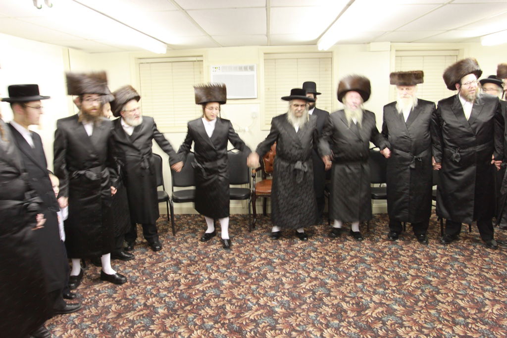 הרבי מסאטמר בשבע ברכות לנכדת הדיין. צפו