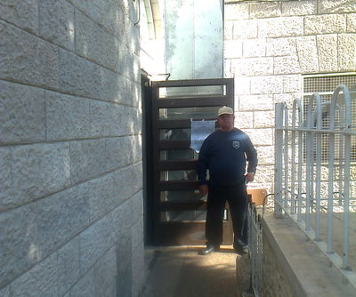 מאבטח בכניסה לישיבת מיר