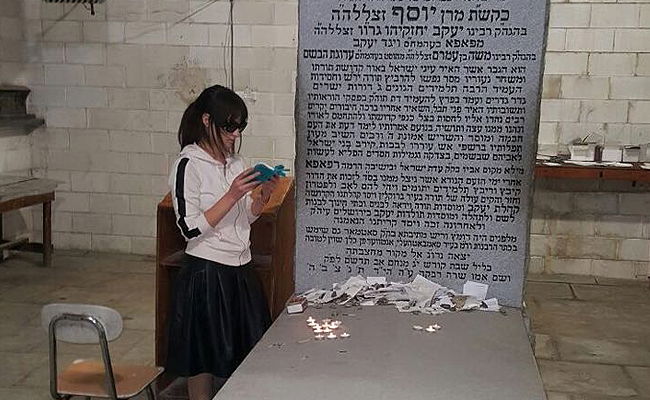 פייגי בתפילה ליד ציון האדמו"ר זצ"ל