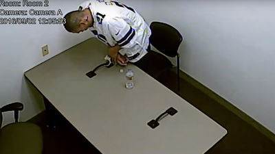 העציר שובר את האזיקים ונמלט