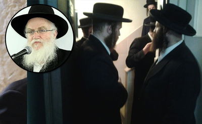 המפגינים בבית הרב, אמש. בקטן: הרב הבלין