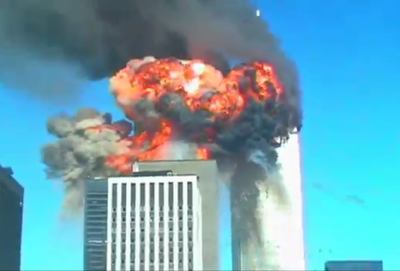 תיעוד של תהליך קריסת המגדל, ואז... להבות הענק וההיסטריה של הסטודנטית שתיעדה