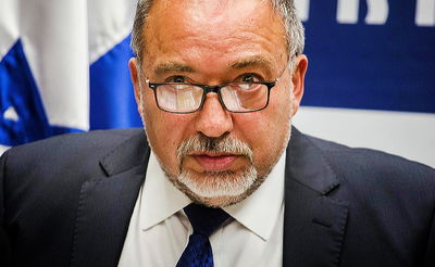 שר הביטחון של מדינת היהודים מתרברב: נהנה מאוכל טרף