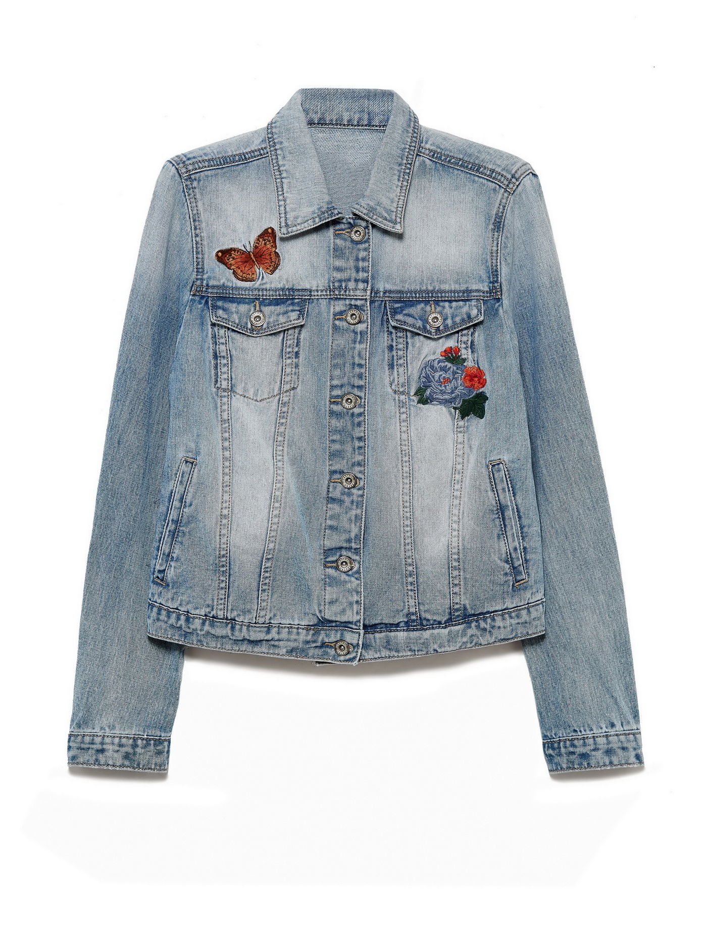 איך אפשר לא לדבר על נושא הפאצ'ים השנה שיהיו בכל קולקצייה שנראה על המדפים וכמובן על ג'ינסים. אז גם בקסטרו יש את הג'קט המהמם הזה, גם בצבע של הג'ינס וגם בפאצ'ים האלה! מחיר הג'קט: 259 ש"ח / צילום טל קרת