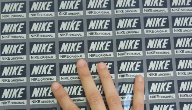 סוכלה הברחת ענק של תוויות מותגים מזויפים