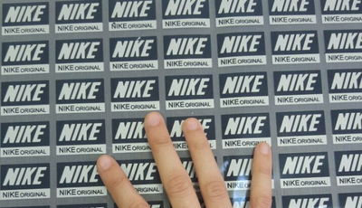 סוכלה הברחת ענק של תוויות מותגים מזויפים