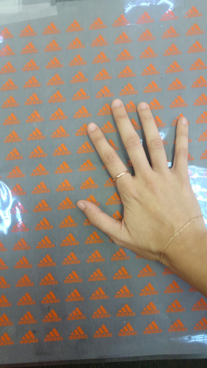 סוכלה הברחת ענק של תוויות מותגים מזויפים