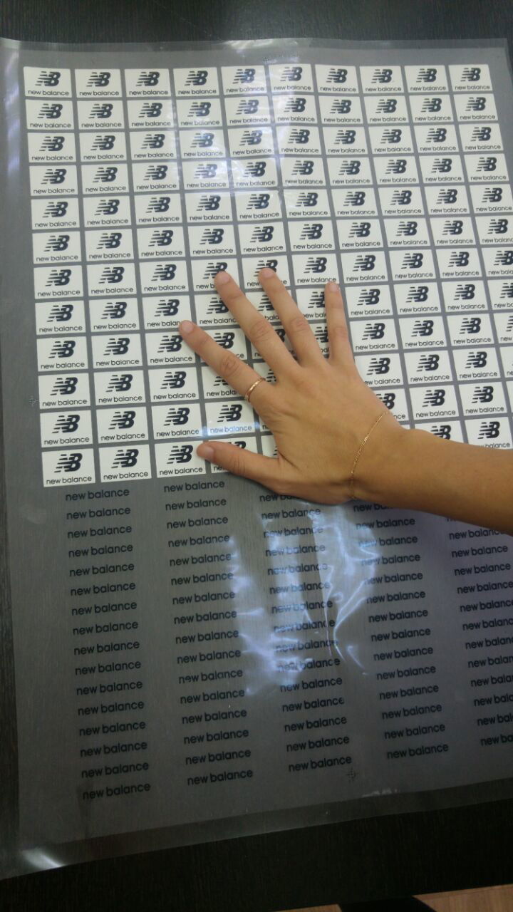 סוכלה הברחת ענק של תוויות מותגים מזויפים