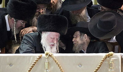 מרן הרב שטיינמן עם הרבי מגור בחתונת השלום