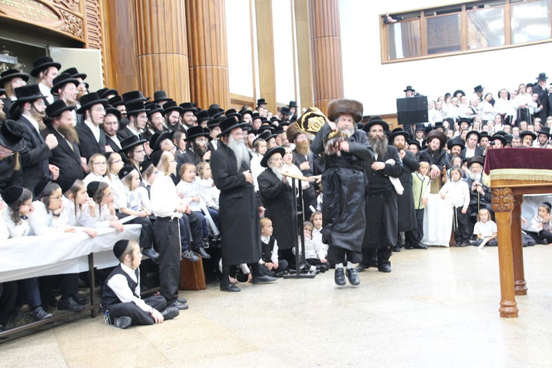 תיעוד: רחמסטריווקא חגגה עם ספר התורה החדש