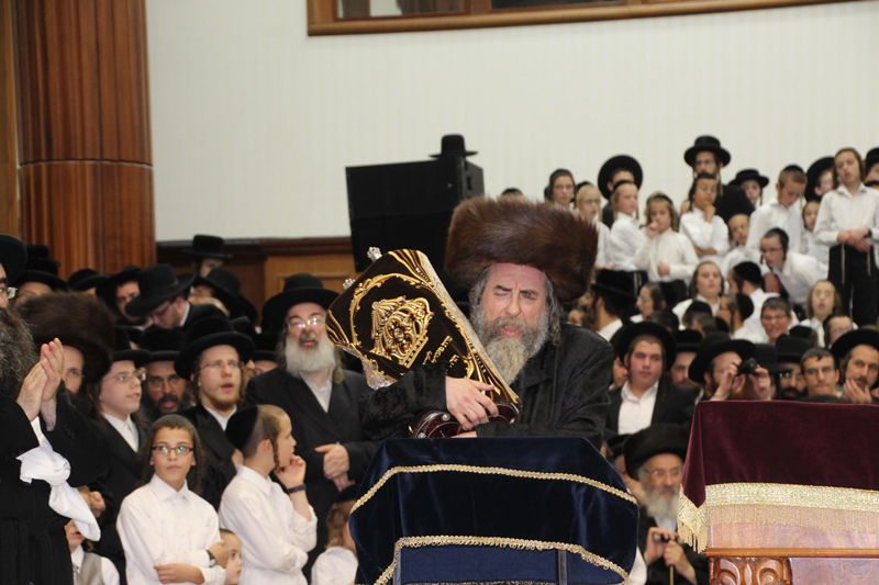 תיעוד: רחמסטריווקא חגגה עם ספר התורה החדש