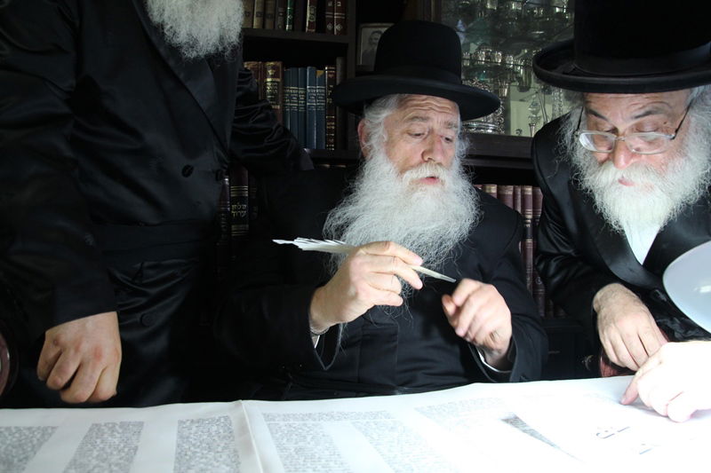 תיעוד: רחמסטריווקא חגגה עם ספר התורה החדש