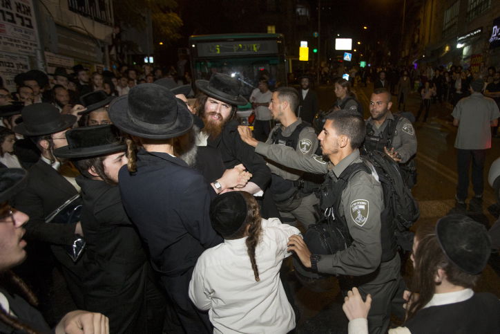 תיעוד: עשרות הפגינו נגד מעצר תוקף הרב הבלין