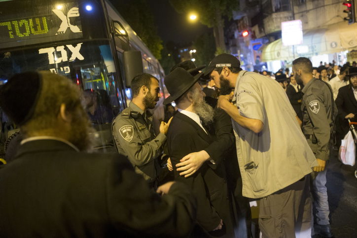 תיעוד: עשרות הפגינו נגד מעצר תוקף הרב הבלין