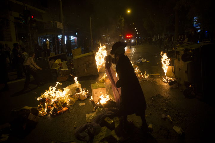 תיעוד: עשרות הפגינו נגד מעצר תוקף הרב הבלין