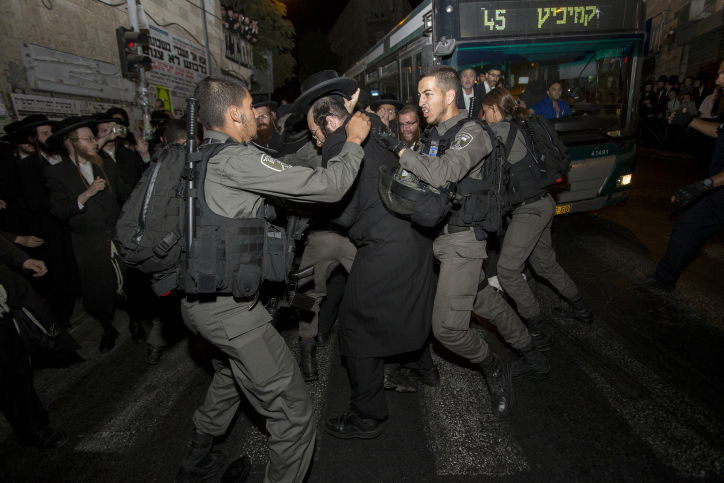 תיעוד: עשרות הפגינו נגד מעצר תוקף הרב הבלין
