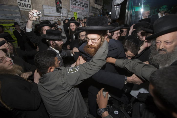 תיעוד: עשרות הפגינו נגד מעצר תוקף הרב הבלין