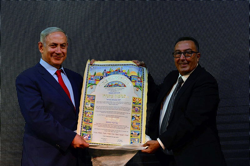 ראש העיר יחיאל זוהר עם ראש הממשלה בנימין נתניהו. אחיו של זוהר מונה למנהל מוסדות הרנטגן במסגרת הפיוס