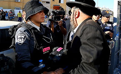 צפו: מפגין צורח מול פניה של שוטרת יס"מ