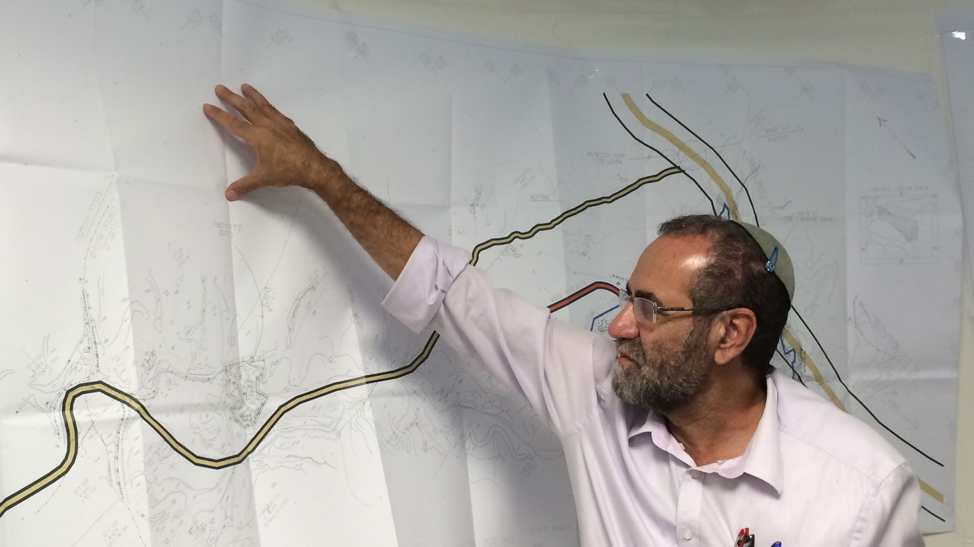 האדריכל גדעון חרל"פ מציג את התכנית.