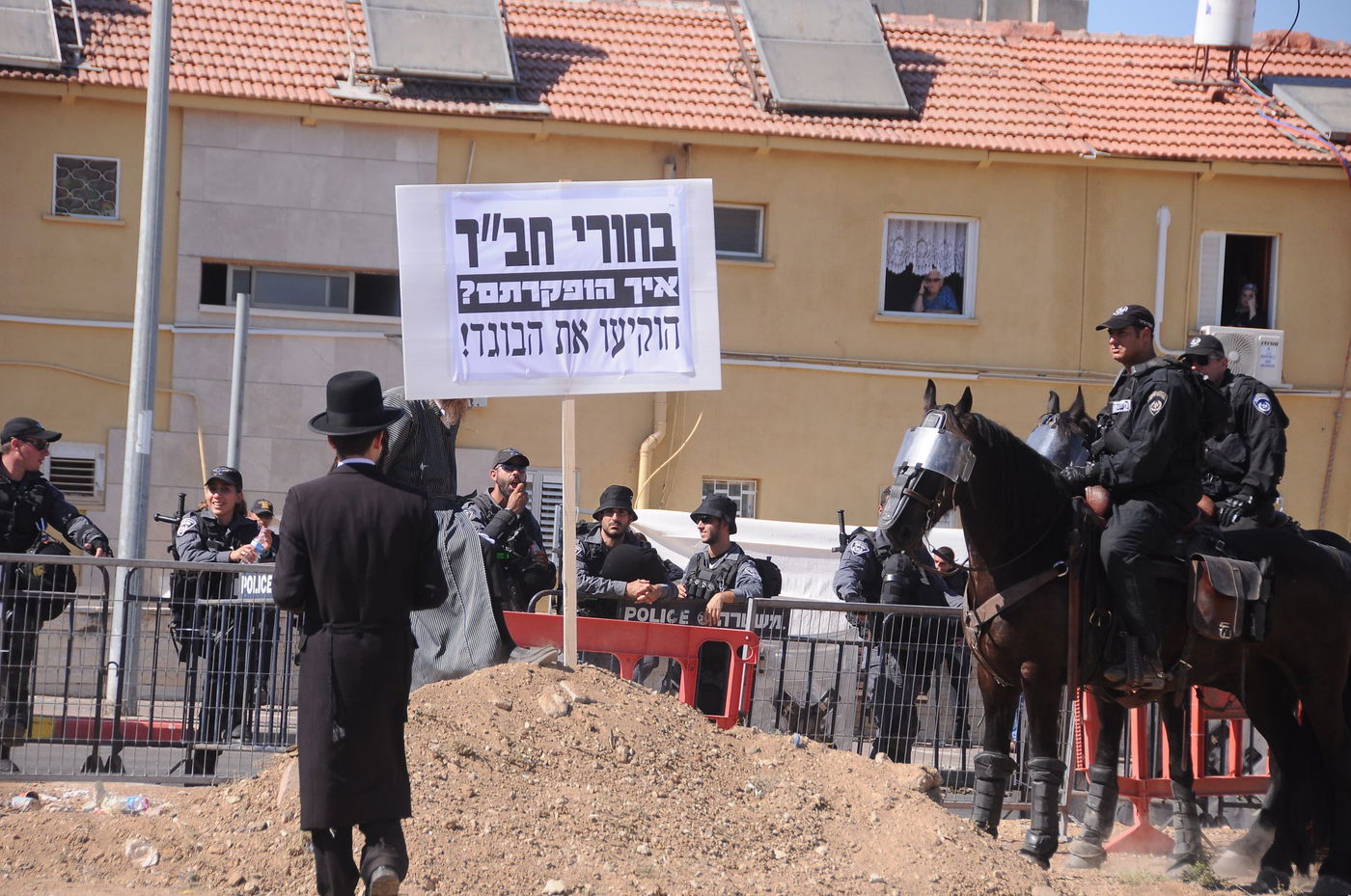 השוטרים, השופרות והמחאה | צפו בתיעוד מהפגנת 'העדה'
