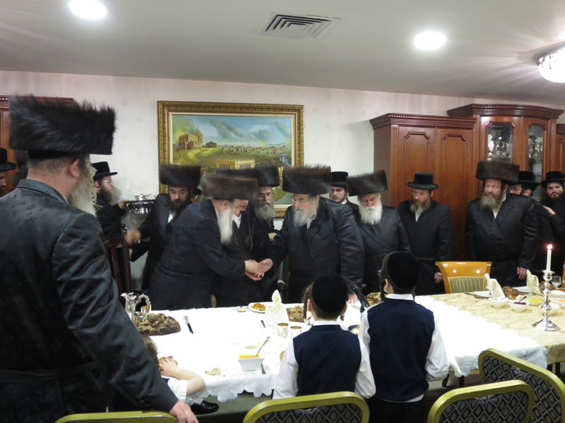 אצל הרבי מבעלזא: שבע ברכות לנכד הרבי ממכנובקא-בעלזא