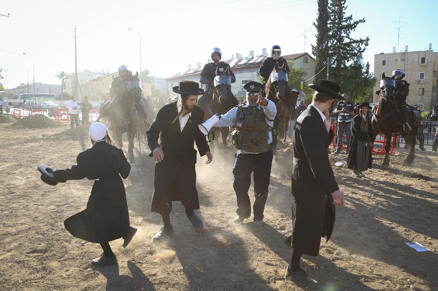 צפו בתמונות: ה"מיני-הפגנה" של העדה החרדית מול בית הרב הבלין