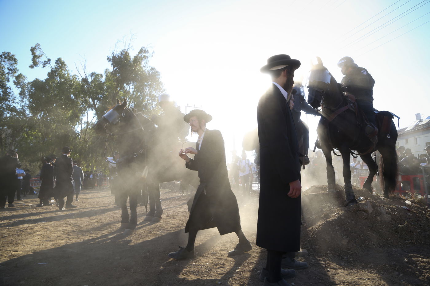 צפו בתמונות: ה"מיני-הפגנה" של העדה החרדית מול בית הרב הבלין