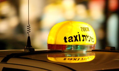 המונית סטתה מהנתיב ופגעה. אילוסטרציה