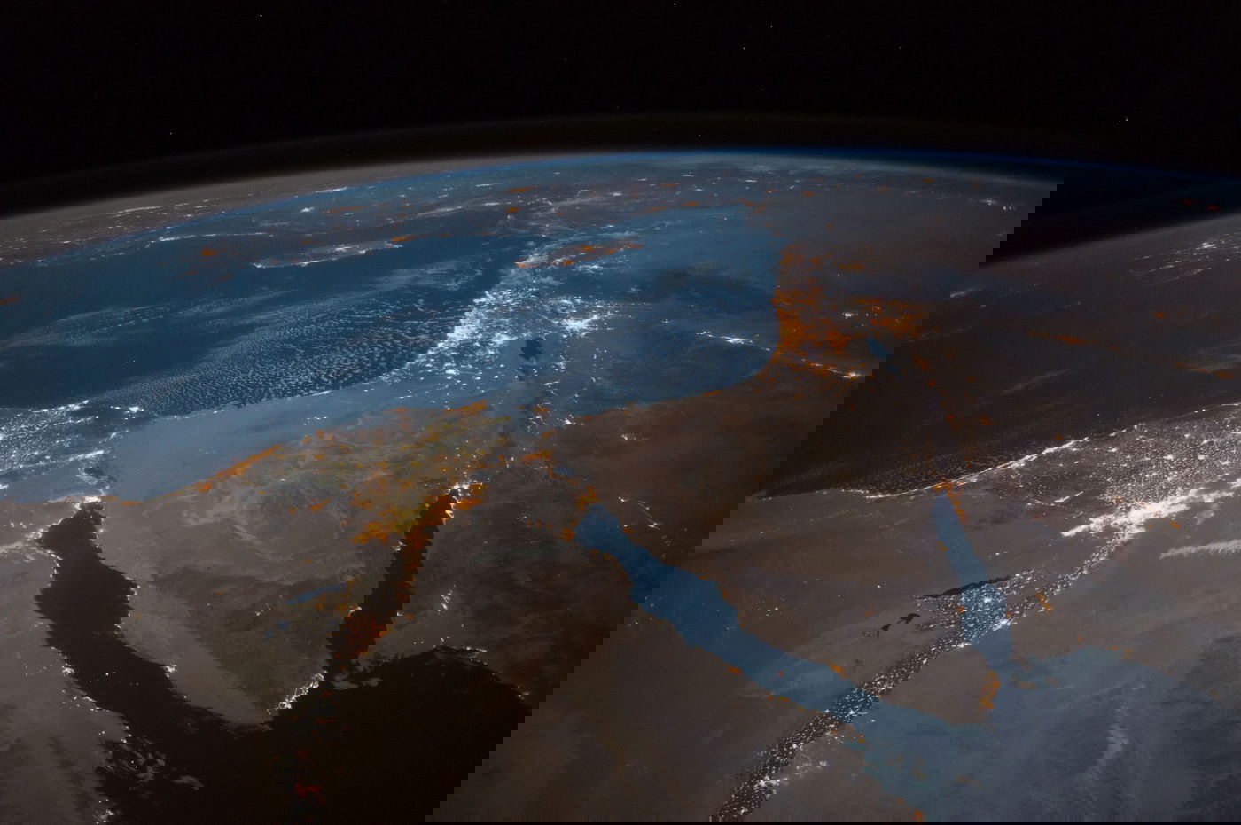 מצרים, קהיר והאורות למעלה הם של תל אביב