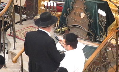 צפו: המשגיח קרא "קל מלא רחמים" לזכר הרב מפוניבז'