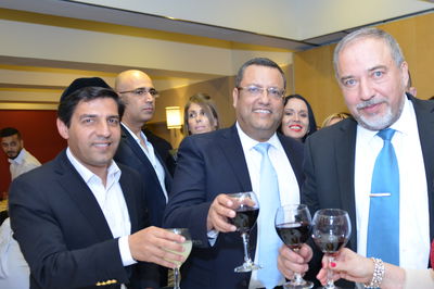 שר הביטחון, משה ליאון ורב הסלבס מרדכי חסידים