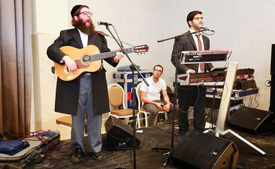 צפו בווידאו: הזיץ של שמואל גריינמן והחרדים העובדים