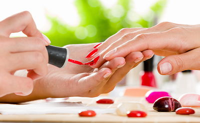 הגאון רבי בן ציון מוצפי: "לק בציפורניים מושך עיני הגברים והם חוטאים"