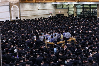 לפנות בוקר: אלפי חסידי סאטמר התכנסו לאמירת סליחות | תיעוד