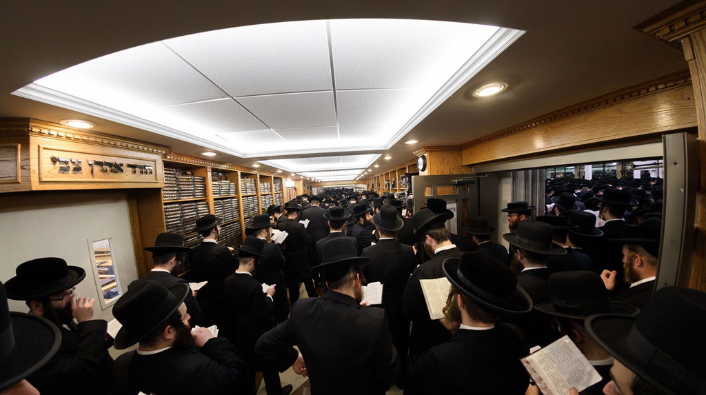 לפנות בוקר: אלפי חסידי סאטמר התכנסו לאמירת סליחות | תיעוד