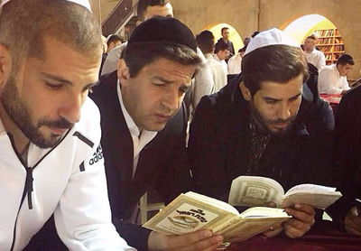 צפו: הזמר הישראלי פאר טסי במעמד הסליחות בכותל