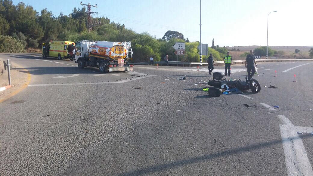 רוכב אופנוע פגע במשאית ונפגע קשה מאוד