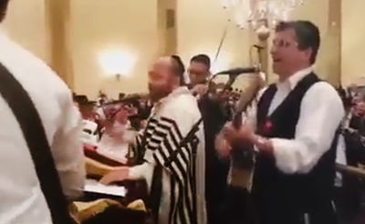 צפו: כך "חגגו" את ליל הסליחות בבית הכנסת הגדול בניו יורק