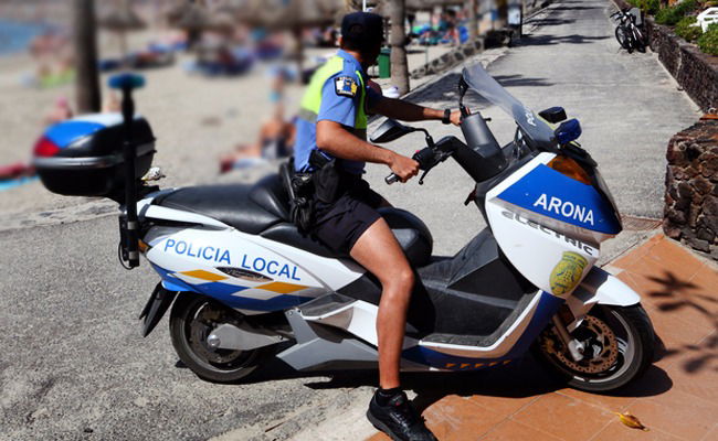 שוטר בחוף הים. אילוסטרציה